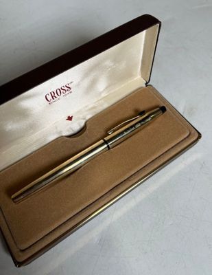 un stylo dans une boîte posée sur une table, à côté d'un stylo