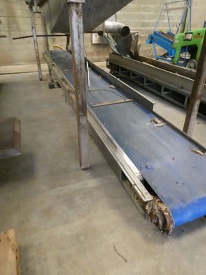 un tapis roulant au milieu d'un entrepôt