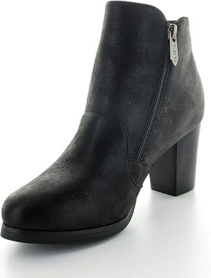 La femme porte une botte noire avec une fermeture éclair sur le côté.