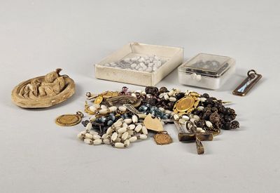 un grand nombre d'objets posés sur une table