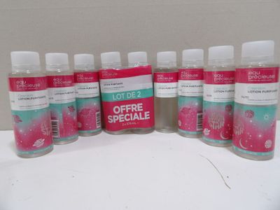 six flacons de gel hydroalcoolique posés sur un plan de travail