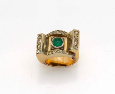 Gros plan sur une bague en or ornée d'une pierre verte