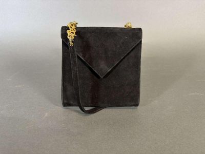 Sonia Rykiel. Pochette enveloppe en suédine noire, fermoir a…