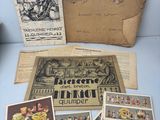 Un assortiment de cartes postales est exposé sur une table
