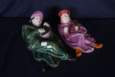 paire de figurines en céramique représentant un homme et une femme assis sur un banc