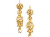 une paire de boucles d'oreilles dorées et blanches ornées de perles