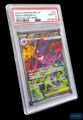 La carte Pokémon se trouve dans un étui en plastique transparent sur fond noir.