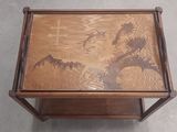 une table en bois ornée d'un motif représentant un dragon