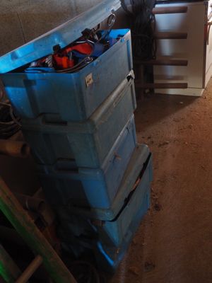 une pièce dans laquelle se trouvent plein de cartons