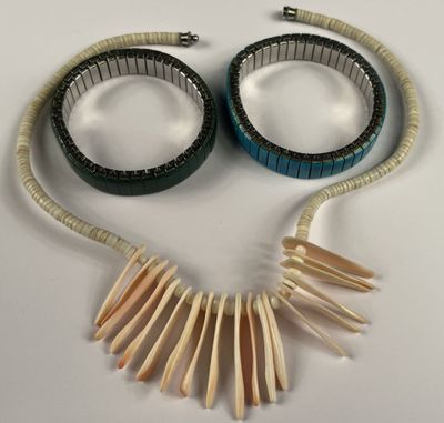 Deux bracelets ajustables, l'un en turquoise, l'autre en mal…