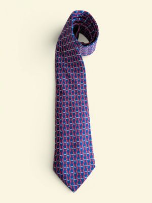 cravate violette et bleue sur fond blanc