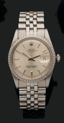 une photo d'une montre Rolex posée sur une table, sur fond noir
