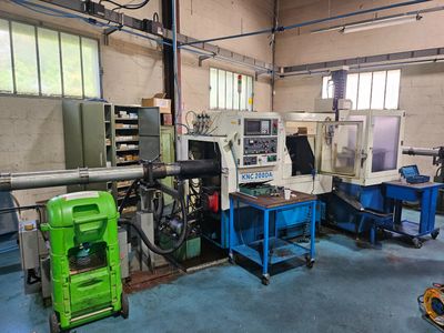 many machines that are sitting in a room together