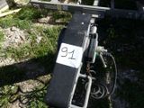 une moto munie d'une plaque d'immatriculation, garée dans l'herbe