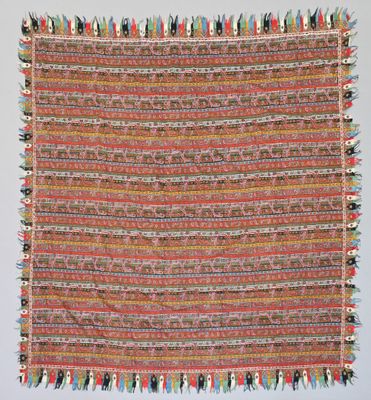un gros plan sur un tapis multicolore orné de franges