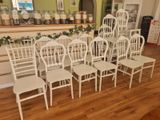 Plusieurs chaises blanches sont alignées en rang devant un comptoir.