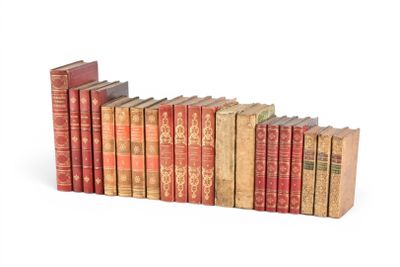de nombreux vieux livres empilés les uns sur les autres