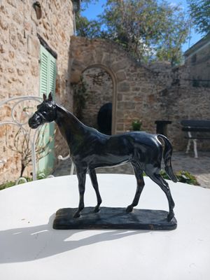 une statue de cheval posée sur une table