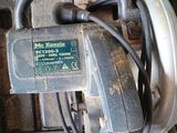 un gros plan d'une machine à laquelle sont reliés des fils