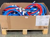 une boîte en carton contenant tout un tas de tuyaux bleus et rouges