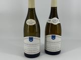 deux bouteilles de vin blanc posées l'une à côté de l'autre sur une table