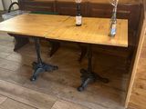 une table en bois sur laquelle sont posées deux bouteilles de vin