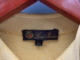 une photo d'un pull suspendu à un cintre en bois