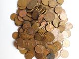 une pile de pièces de monnaie posée sur une surface blanche