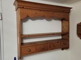 une étagère en bois dans un coin de la pièce
