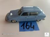 une petite voiture posée sur une feuille de papier