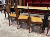 trois chaises et une table dans une pièce