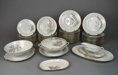 a lot of plates and bowls that are sitting on top of each other