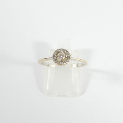 gros plan d'une bague en diamant sur une surface blanche