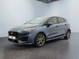 une Ford Fiesta bleue garée dans un showroom