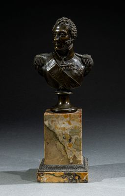 buste en bronze d'un homme posé sur un socle en marbre, sur fond noir