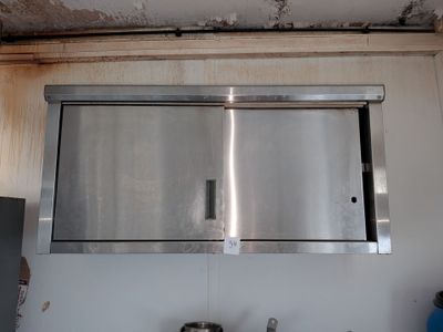 une photo d'une cuisine avec un évier et une fenêtre