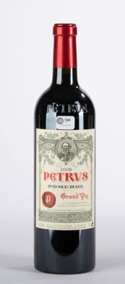 une bouteille de vin posée sur une table