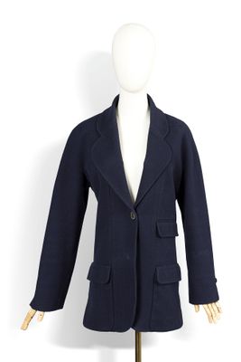 Ce manteau est en laine et possède un col à revers.