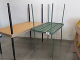 une table sur laquelle se trouve une étagère, au milieu d'une pièce