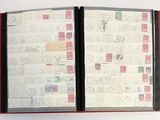 un livre ouvert avec des timbres, posé sur une table