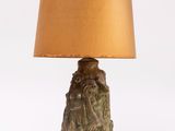 une lampe posée sur une table et munie d'un abat-jour