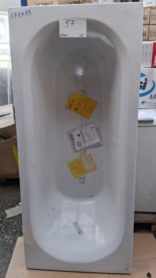 un urinoir blanc posé sur une boîte en carton