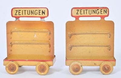 deux petits trains qui sont posés l'un à côté de l'autre