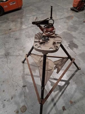 Etau avec trepied pliable VIRAX (Lot vendu TVA Récupérable)