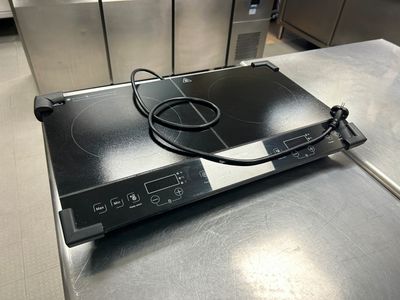 une plaque de cuisson noire surmontée d'un brûleur noir