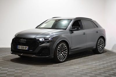 Le nouveau SUV à transmission intégrale d'Audi est garé dans un showroom