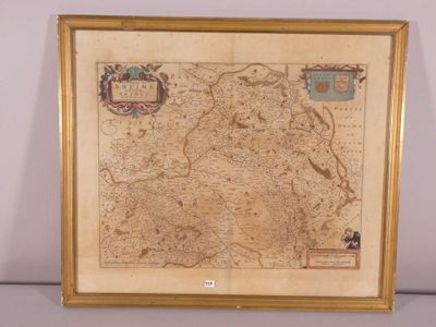 une vieille carte de l'Angleterre dans un cadre doré accrochée au mur