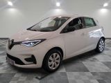 la voiture blanche est garée sur un sol en damier dans le garage