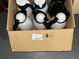 une boîte en carton contenant six bouteilles d'eau