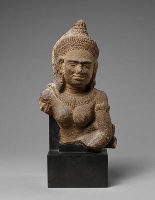 une statue de femme avec un chapeau sur la tête